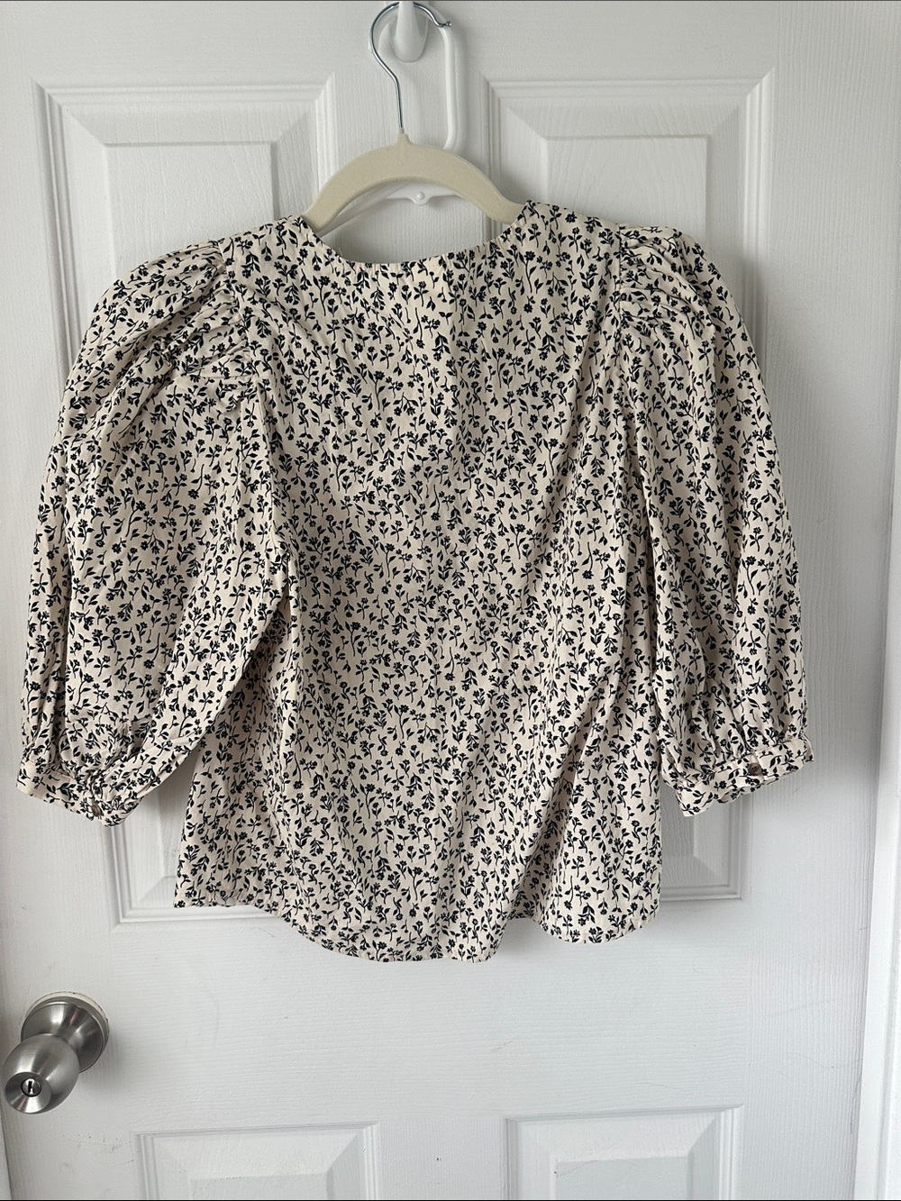 H&M Cream Button-Front Puff Sleeve Blouse with Black Floral Print - Picture 3 of 3
